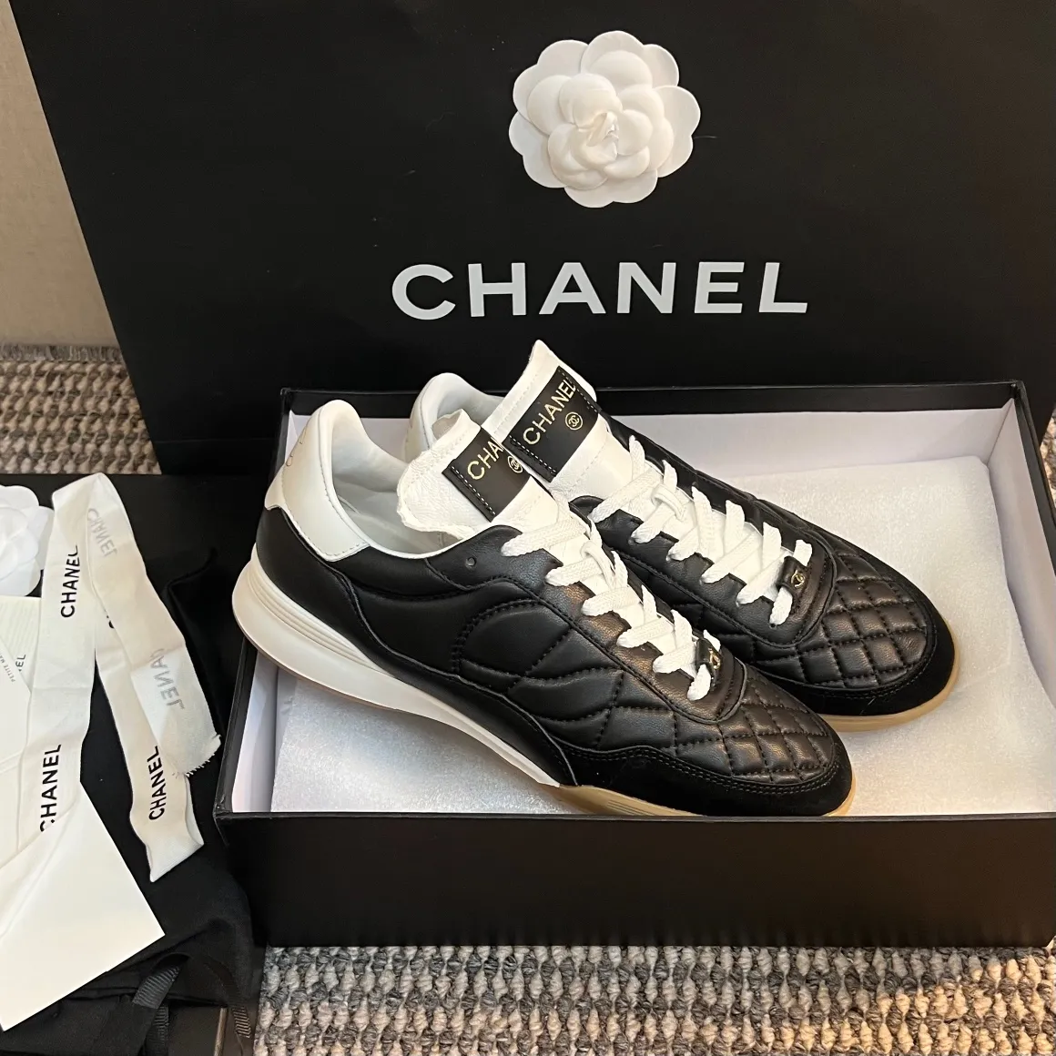 👟👟Ex-factory price 520👟👟 CHANEL 23s new spring and summer sneakers are now available❤️ Original purchased for development and production. Xiaoxiang’s casual sneakers this season have hit the Xiaohongshu INS. Various social platforms exploded like crazy! Classic design. The upper is electro-embroidered with various techniques. The outsole is fashionable and sporty. Extraordinary inclusion of a variety of panda shoe color elements. Lightweight and versatile❗️Not tired when you run wild❗️ Exquisitely packaged at the delivery counter🛍📦 ▪️Inner lining: original imported lambskin + rhombus craft ▪️Sole: original molded T👟👟Factory price U combination outsole ▪️Heel height: 2CM ▪️Size: Women's size 35-40